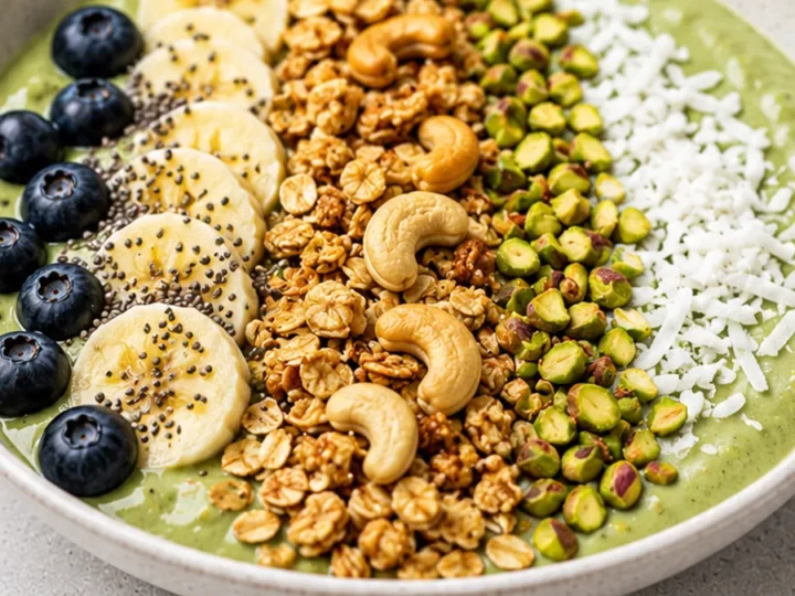 Matcha Yogurt Bowl: Healthy Cashew & Granola Delight