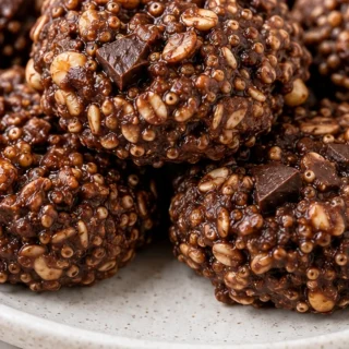No-Bake Chocolate Cookie Bliss! - cookie bars - Discover these ultimate no-bake cookie bars! Healthy, decadent, and packed with chocolate chunks and oats. A del