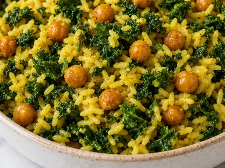 Golden Rice Bliss: Creamy Coconut & Crispy Chickpeas!