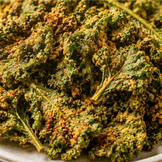 Crispy Cheese Pizza Kale Chips - Kale Chips: Bake these crispy, cheesy pizza kale chips in under 2 hours. A healthy, guilt-free snack the whole family will love