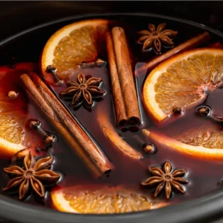 " Mulled Wine: Winter Magic in a Slow Cooker" - Mulled wine: savor this aromatic and warming slow cooker recipe, perfect for cozy evenings or festive gatherings