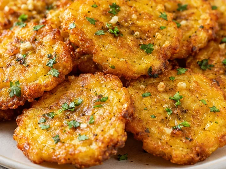 Crispy Garlic Tostones: Your New Obsession!