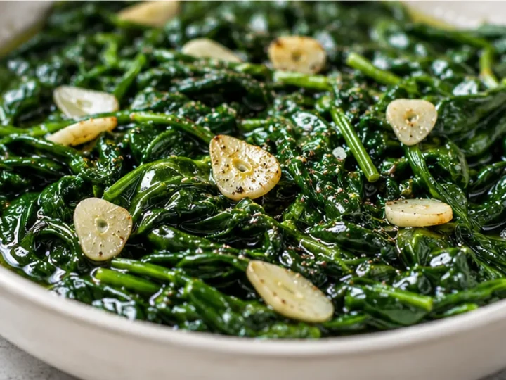 Garlicky Sautéed Spinach: Quick & Healthy Side!