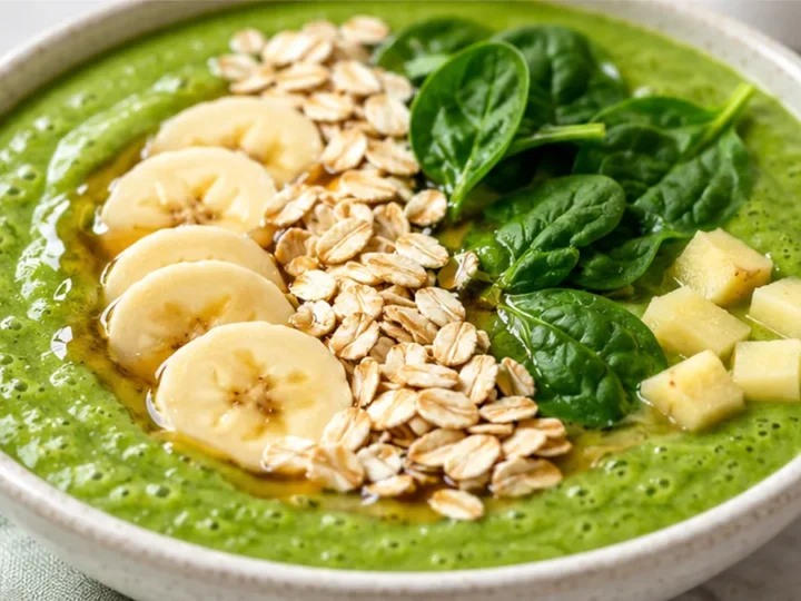 Spinach Ginger Smoothie Bowl: A Radiant Start!