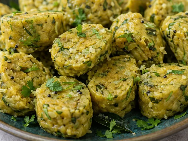 Flavorful Dudhi Muthiya: Steamed Perfection!