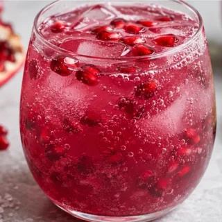 Homemade Pomegranate Juice - Pomegranate juice: make this bright, refreshing drink at home in minutes. A simple recipe with optional sugar and a pinch of salt f