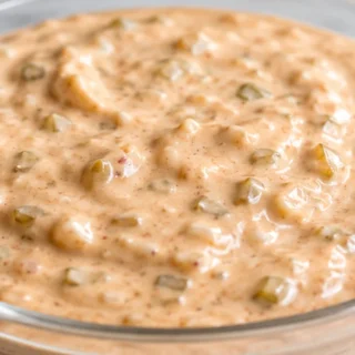 5-Minute Vegan Big Mac Sauce - Vegan Big Mac sauce: whip up this incredible 5-minute copycat recipe. Perfect for plant-based burgers, fries, and salads, burstin