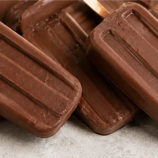 Vegan Fudgsicles: Creamy Avocado Bliss - Vegan Fudgsicles: Make these rich, creamy dark chocolate avocado treats. A surprisingly healthy and decadent dessert fo